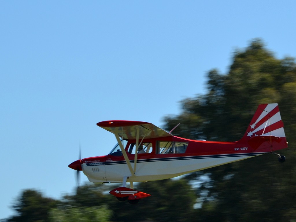 Un Super Decathlon a toda velocidad